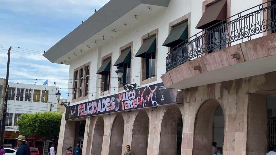 Decoran el Palacio Municipal de Mazatlán con la imagen del medallista Olímpico Marco Verde