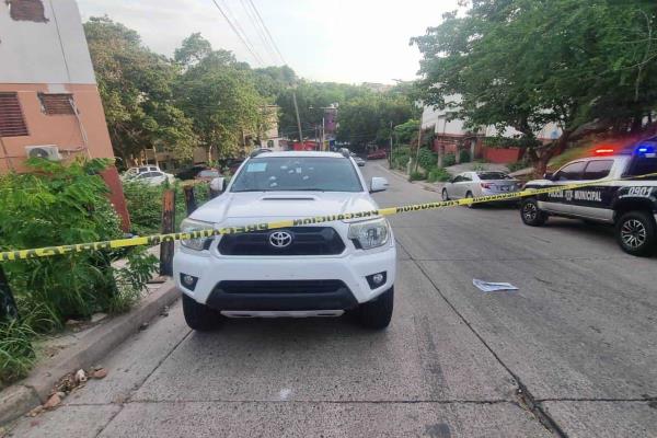 Atacan a balazos a una persona a bordo de una camioneta en Culiacán