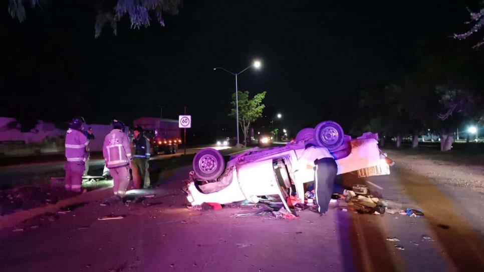 Hombre termina prensado al volcar en la Mochis - Topolobampo