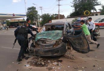 Conductor ocasiona accidente al circular en sentido contrario en Los Mochis