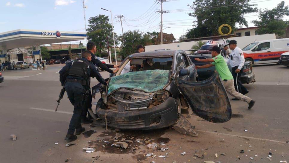 Conductor ocasiona accidente al circular en sentido contrario en Los Mochis