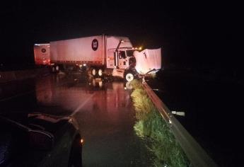 Tractocamión choca muro de contención e invade ambos carriles de la México 15 en Juan José Ríos