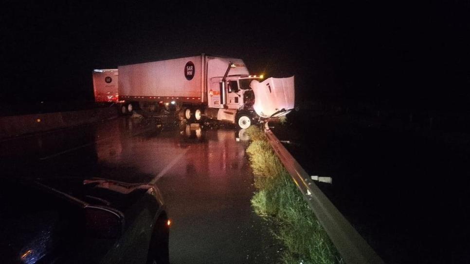 Tractocamión choca muro de contención e invade ambos carriles de la México 15 en Juan José Ríos