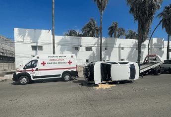 Adulto mayor choca y vuelca en el centro de Los Mochis