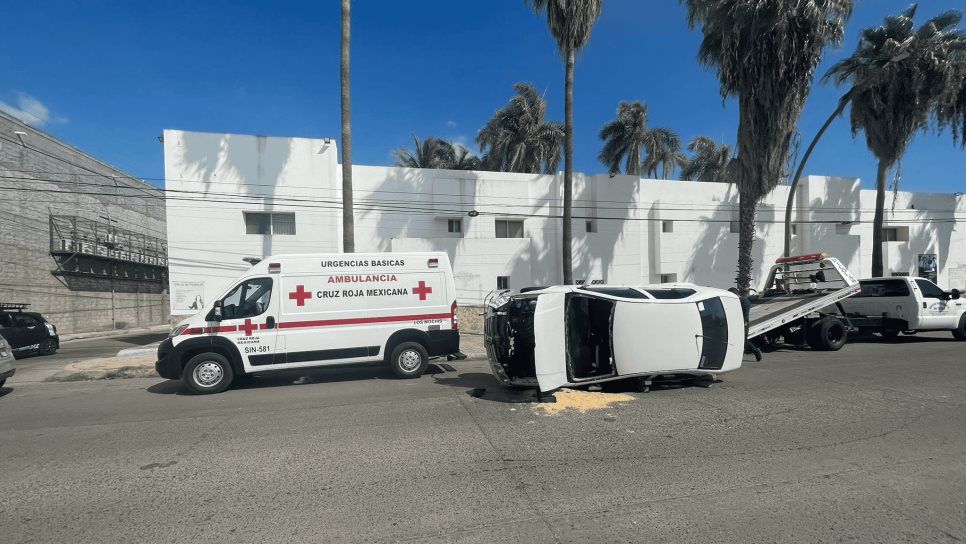 Adulto mayor choca y vuelca en el centro de Los Mochis