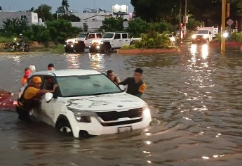 Decenas de vehículos varados, inundaciones y daños dejó la lluvia de este lunes en gran parte de Culiacán