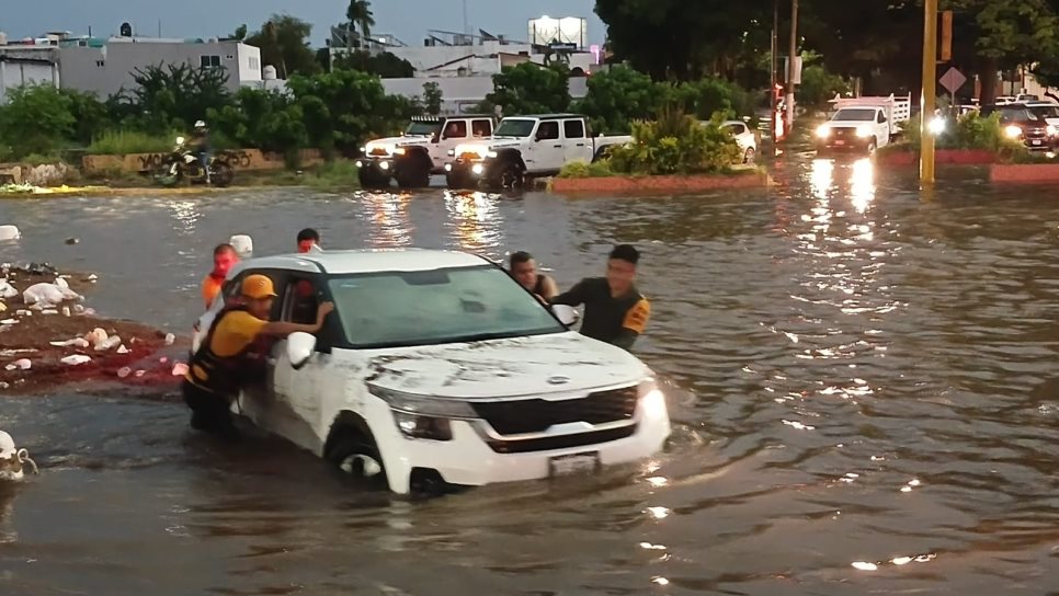 Decenas de vehículos varados, inundaciones y daños dejó la lluvia de este lunes en gran parte de Culiacán