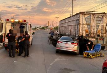 Jóvenes chocan contra un tráiler estacionado en Los Mochis; hay 3 lesionados