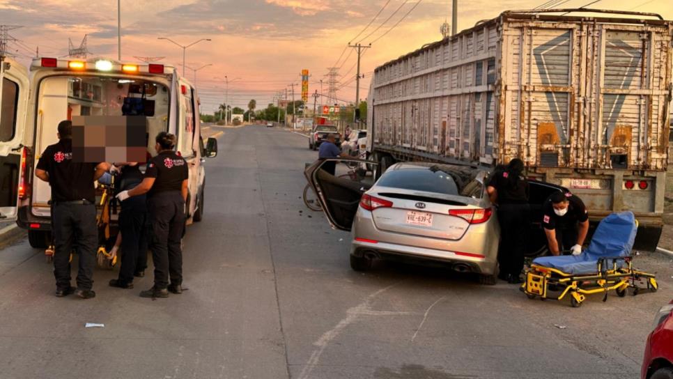 Jóvenes chocan contra un tráiler estacionado en Los Mochis; hay 3 lesionados