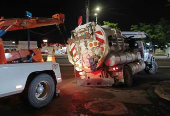 Camión de la Japac queda atorado en un socavón en el sector Humaya de Culiacán