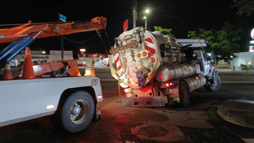 Camión de la Japac queda atorado en un socavón en el sector Humaya de Culiacán