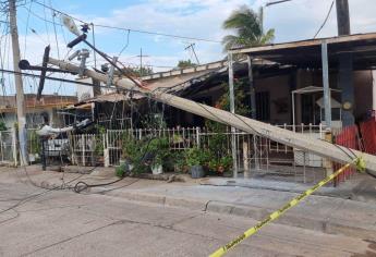 Por fuertes lluvias en Culiacán, se desploma un poste de la CFE en la colonia Esthela Ortiz