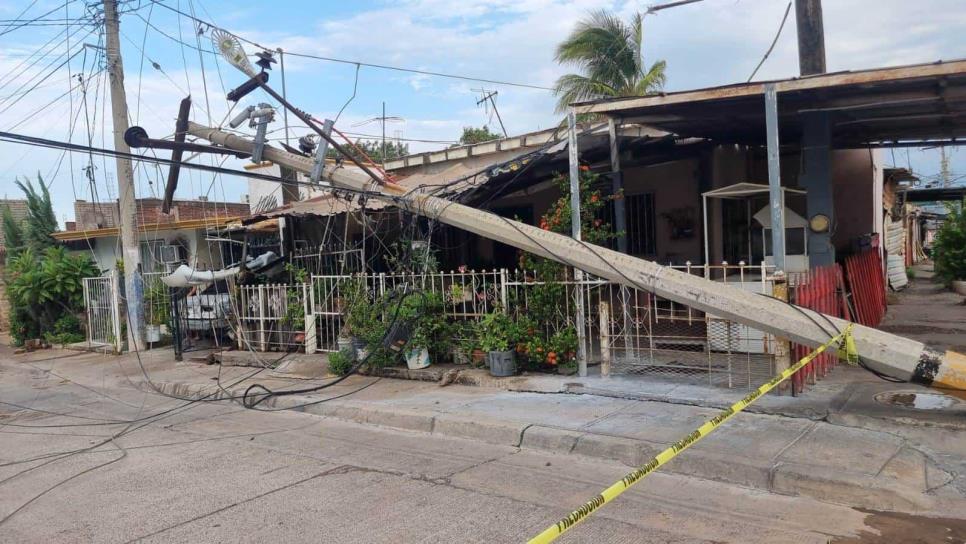 Por fuertes lluvias en Culiacán, se desploma un poste de la CFE en la colonia Esthela Ortiz