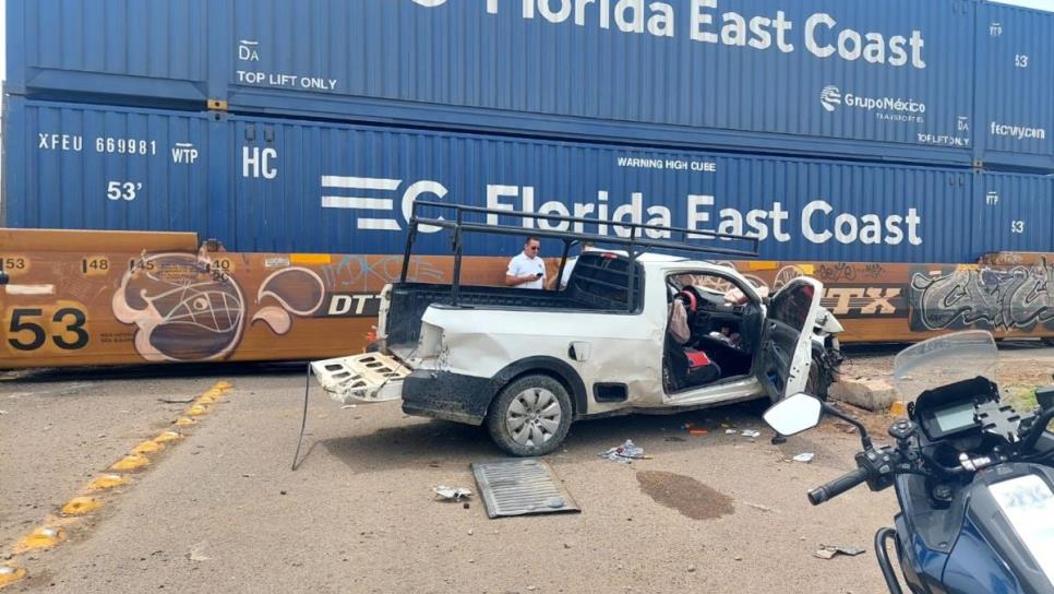 Conductor intenta ganarle el paso al tren y es arrollado en cruce ferroviario de Mazatlán