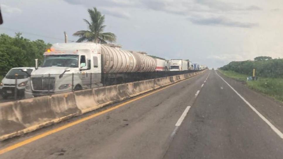 Accidente provoca cierre de la Mazatlán-Culiacán por la caseta de cobro de "Mármol"