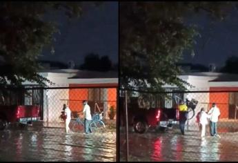 Auxilian a pareja de adultos mayores que caminaba bajo la lluvia durante tormenta en Navojoa | VIDEO