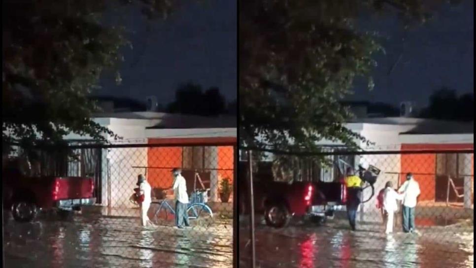 Auxilian a pareja de adultos mayores que caminaba bajo la lluvia durante tormenta en Navojoa | VIDEO