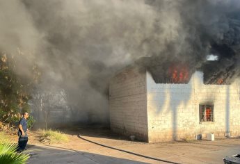 En pleno Día del Bombero se incendia una bodega en el Campo 35, Ahome; se movilizan cuerpos de auxilio