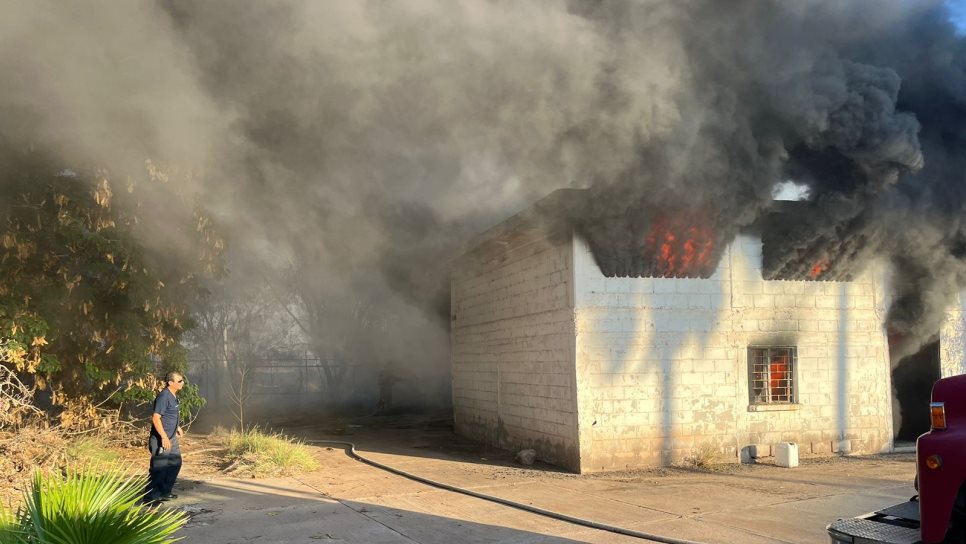 En pleno Día del Bombero se incendia una bodega en el Campo 35, Ahome; se movilizan cuerpos de auxilio