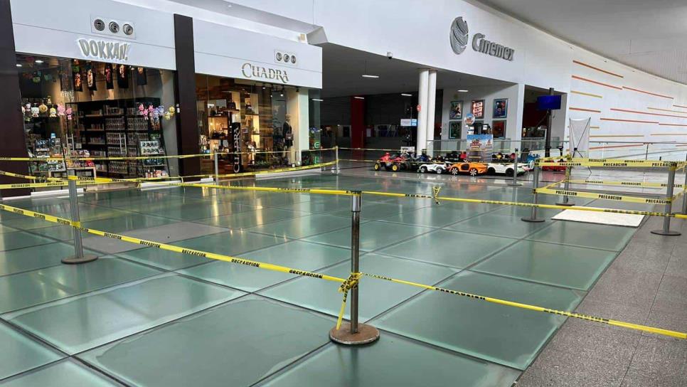 Clausuran piso de cristal de plaza en Los Mochis, podría ya no resistir el peso y colapsar