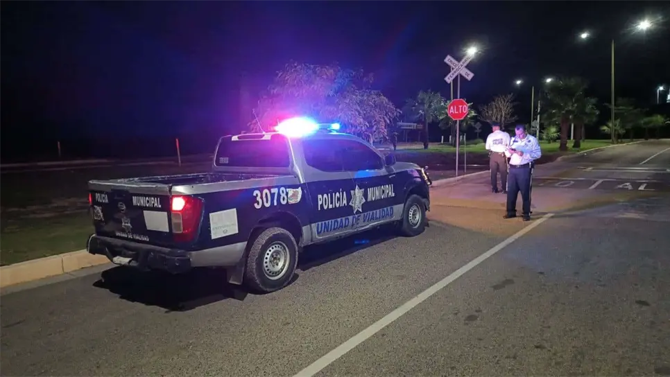El hombre intentó ganarle el paso al tren. FOTO: Luz Noticias