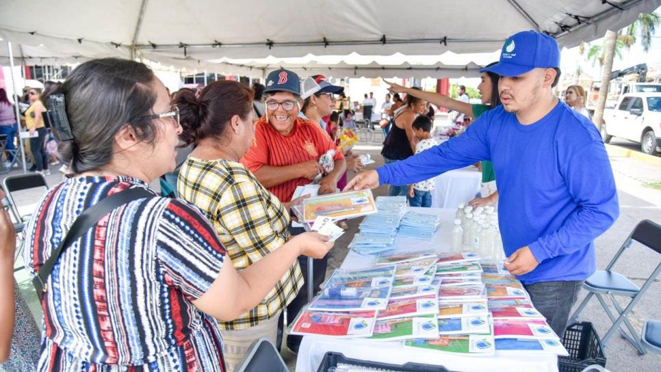 Niños y niñas de Ahome reciben útiles escolares gratuitos