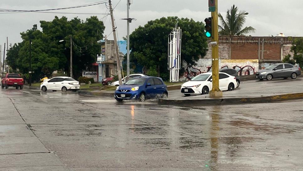 Mañana de sábado lluviosa en Mazatlán; piden tener precauciones al conducir