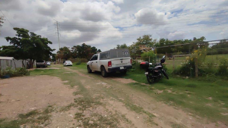 Localizan a una persona sin vida en terreno baldío de Los Mochis