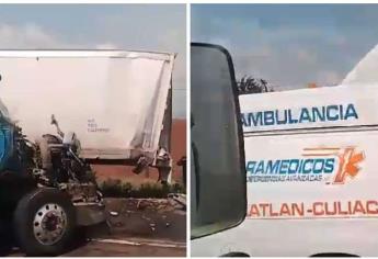 Congestionamiento vial y daños deja choque entre dos trailers cerca de la caseta de cobro de Costa Rica