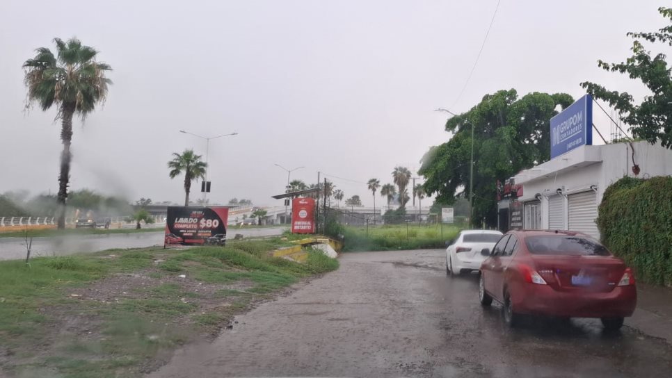 Fuertes lluvias y truenos azotan Culiacán esta tarde de lunes 26 de agosto