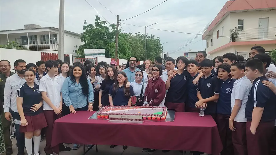 Juan De Dios Gámez Mendívil junto a ciudadanos de Culiacán. FOTO: Luz Noticias