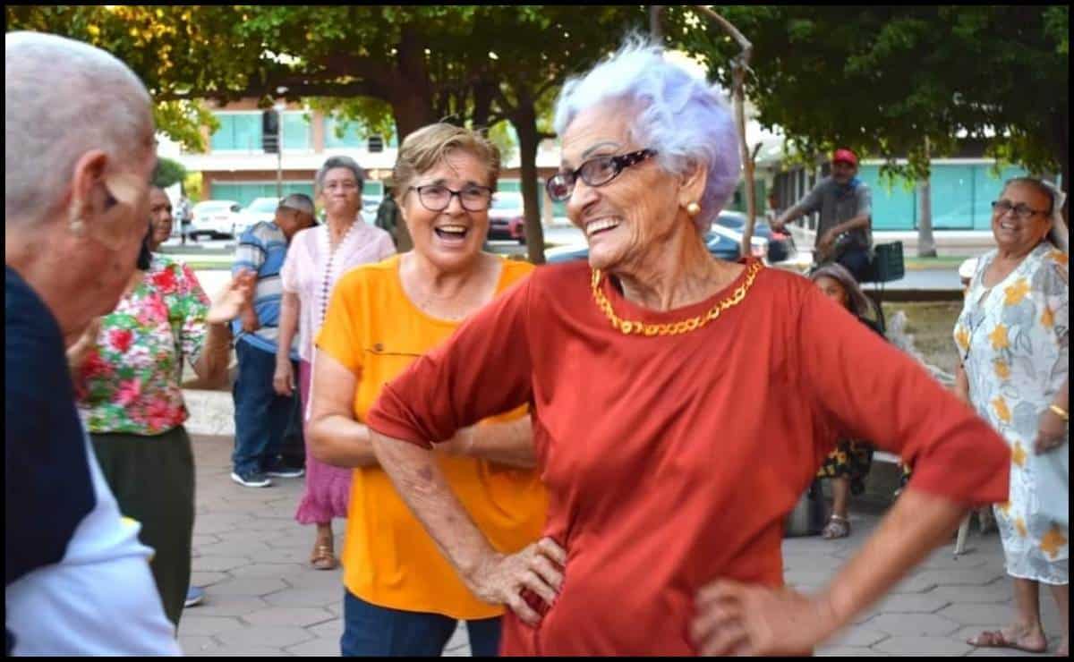 Bailando en la plaza el programa que combina alegría y buen baile en Los Mochis