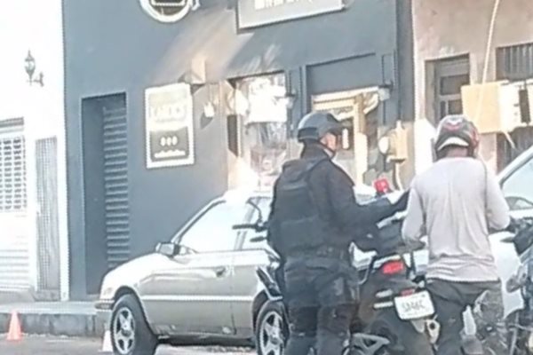 Captan en video a policía pidiendo "mordida" a motociclista de Mazatlán 