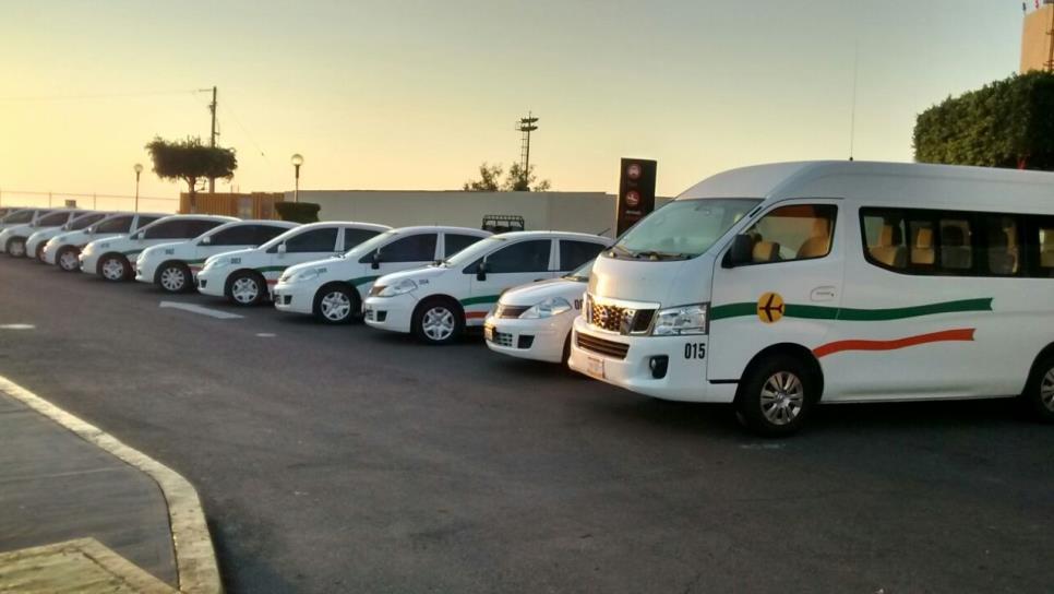 ¿Cuánto cobra un taxi desde el aeropuerto a la ciudad de Los Mochis?