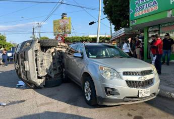 Aparatoso choque termina en volcadura en el centro de Los Mochis; hay tres heridos