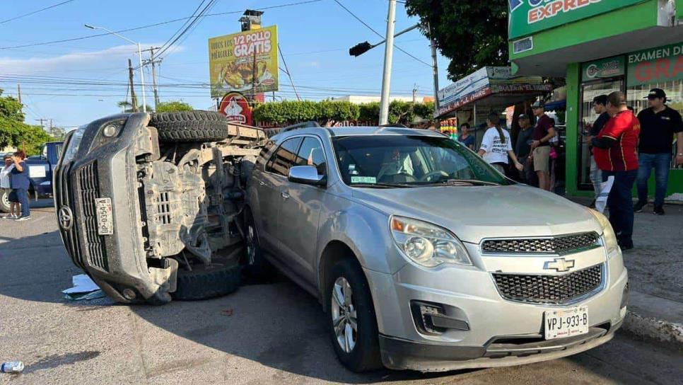 Conductor ebrio provoca choque y volcadura en el centro de Los Mochis; hay tres heridos