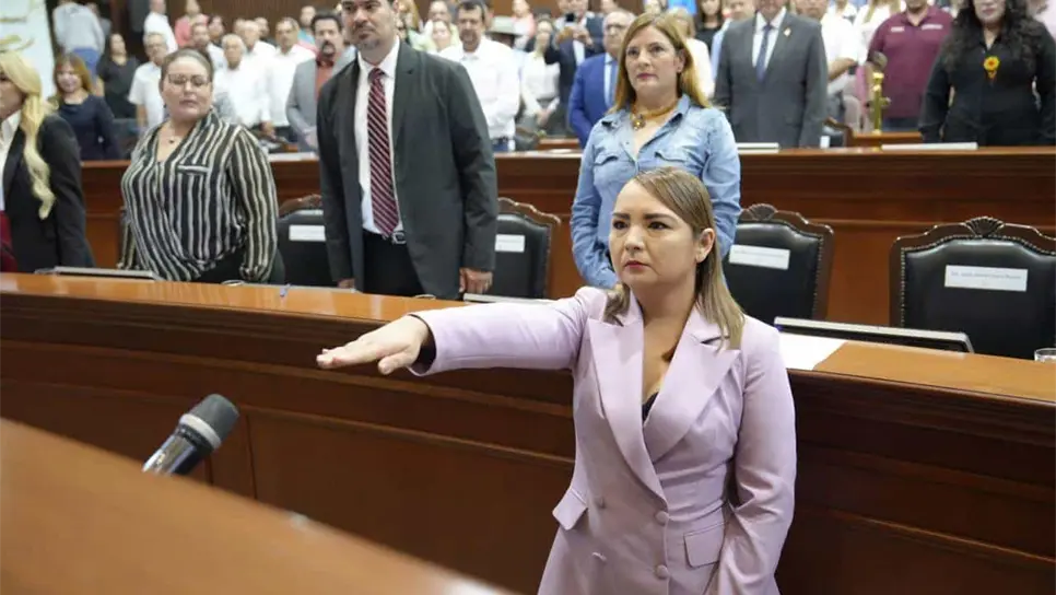 Claudia Zulema Sánchez Kondo al rendir protesta en el Congreso del Estado.