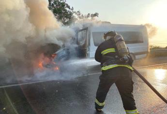 Vagoneta termina calcinada cerca de la termoeléctrica en Mazatlán 