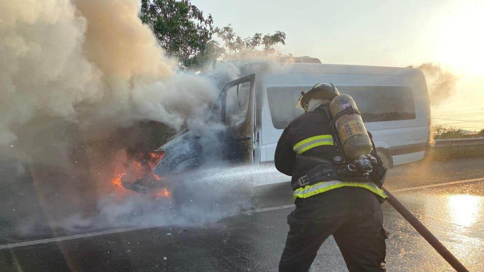 Vagoneta termina calcinada cerca de la termoeléctrica en Mazatlán 