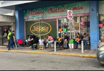 Culiacanenses hacen fila desde un día antes por boletos del Palenque 2024