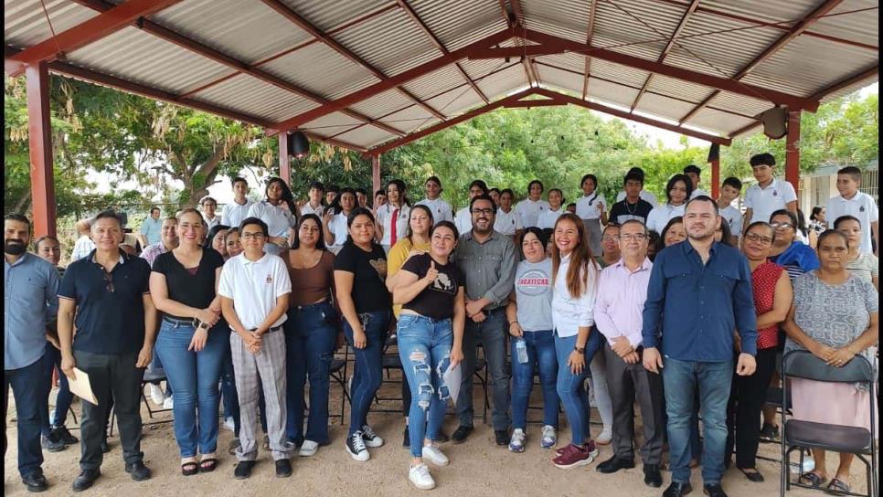 Juan de Dios Gámez entrega aires acondicionados en telesecundaria de Bachigualatito