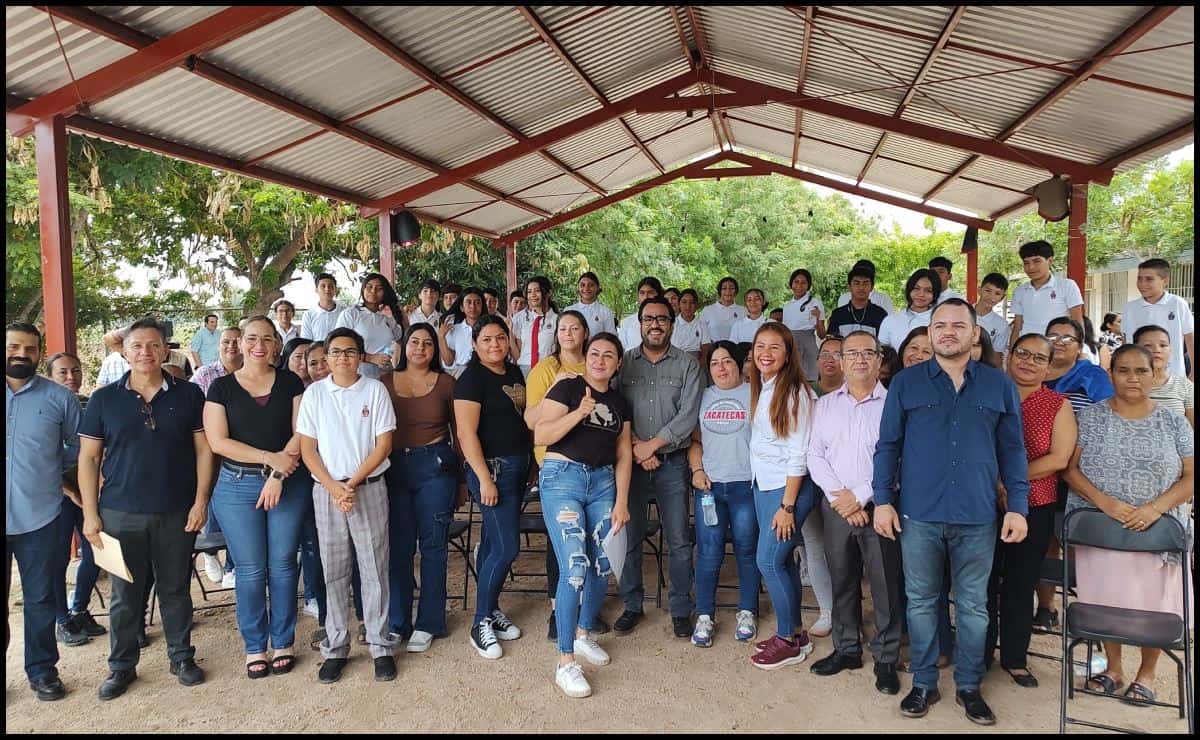 Juan de Dios Gámez entrega aires acondicionados en telesecundaria de Bachigualatito