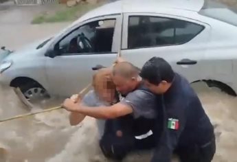 Rescatan a mujer mayor de ser arrastrada por la corriente de agua en Culiacán | VIDEO