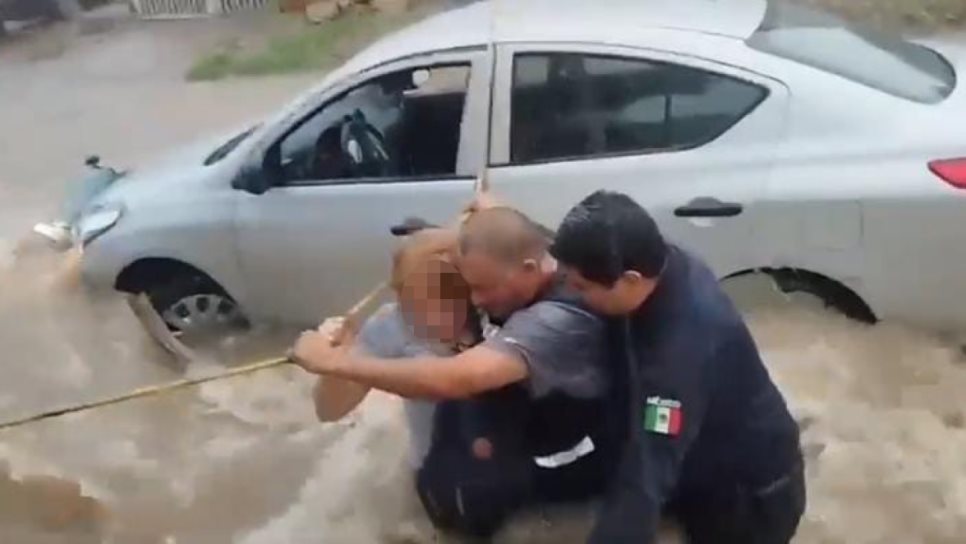 Rescatan a mujer mayor de ser arrastrada por la corriente de agua en Culiacán | VIDEO