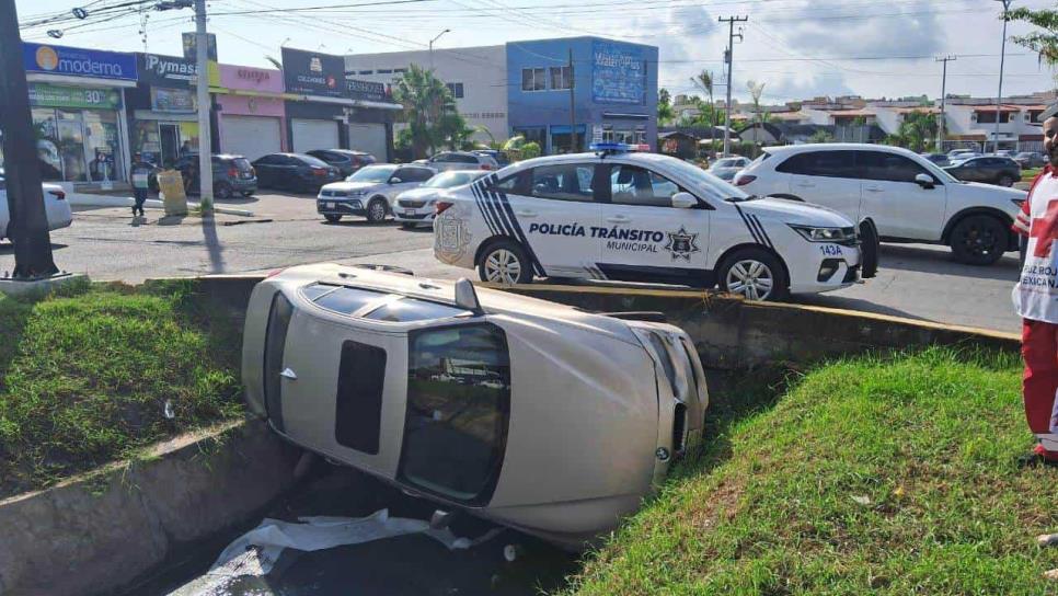 Conductor de vehículo cae a canal pluvial por el fraccionamiento el Toreo, en Mazatlán 