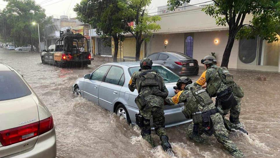 Colapsan calles por creciente de aguas en arroyos de Culiacán