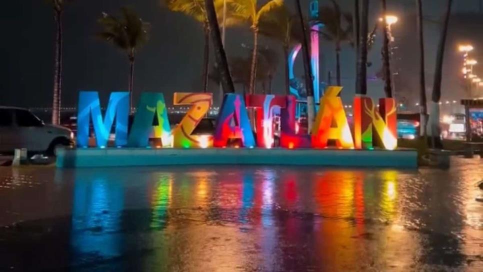 Sorprende lluvia y actividad eléctrica durante la madrugada en Mazatlán