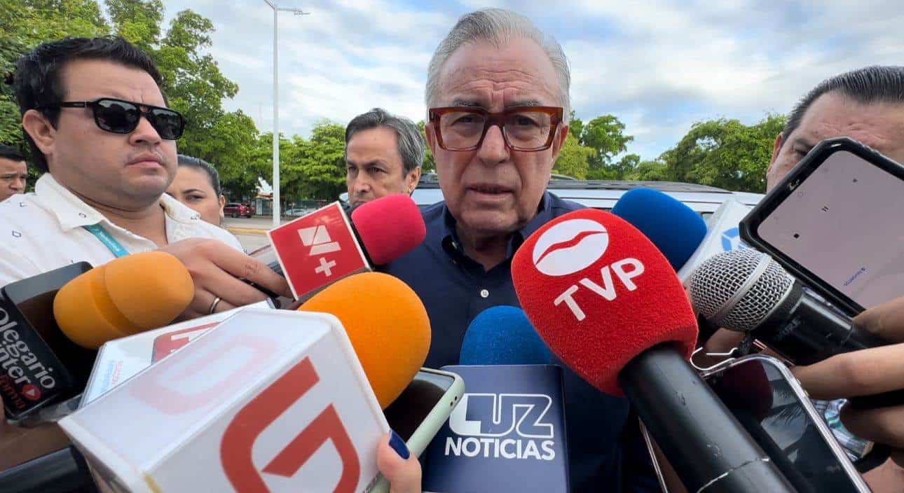 Rubén Rocha Moya atendiendo a los medios de comunicación. FOTO: Luz Noticias