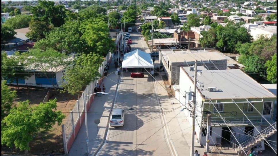 Gámez Mendívil entrega la calle pavimentada número 16 en la colonia Plutarco Elías Calles