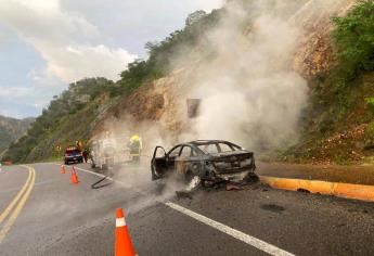 Vehículo termina calcinado sobre la Mazatlán-Durango